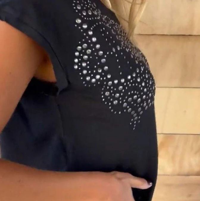 T-shirt uni à manches courtes pour femme avec impression à chaud et ourlet effiloché