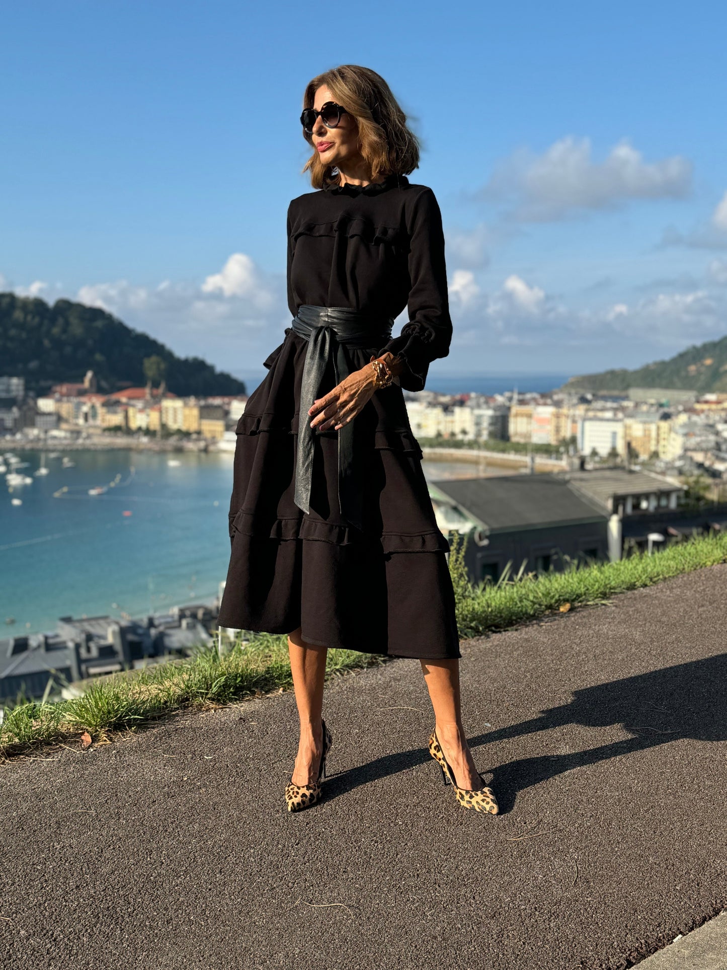 Robe noire élégante sans manches pour un look chic intemporel