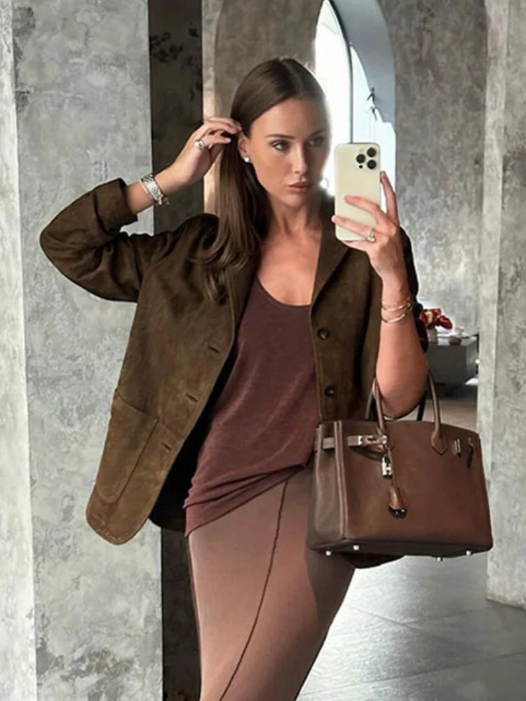 Veste à revers marron chaud élégante pour une élégance décontractée