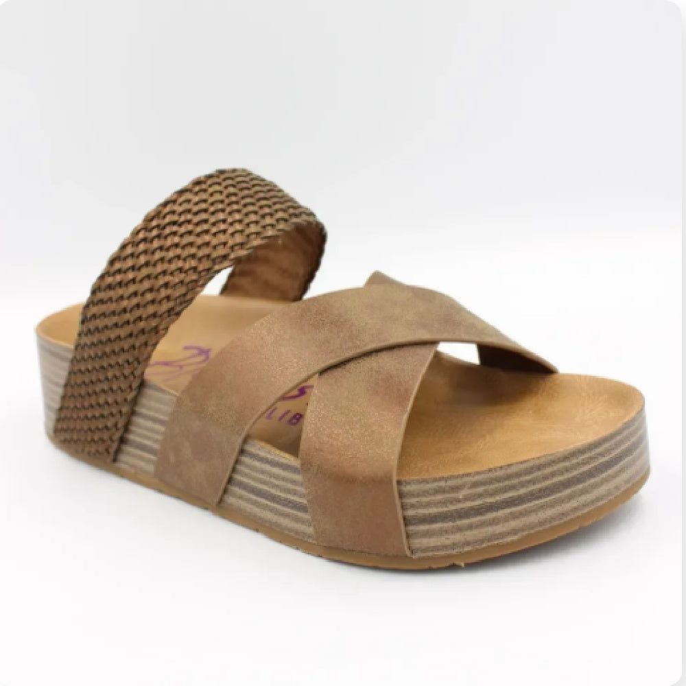 Sandales tissées décontractées à la mode.