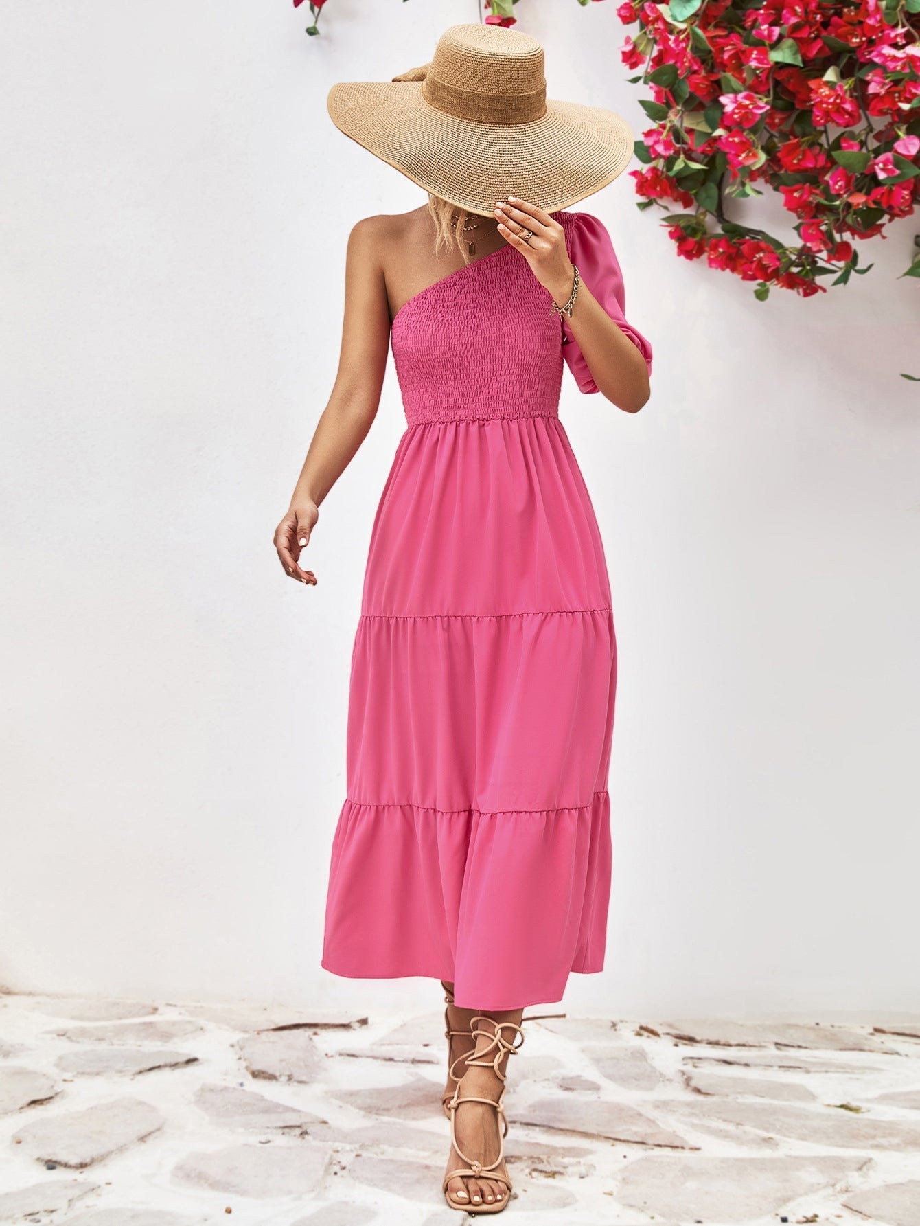 Sophie Paris® | Robe mi-longue à une épaule froncée avec silhouette fluide