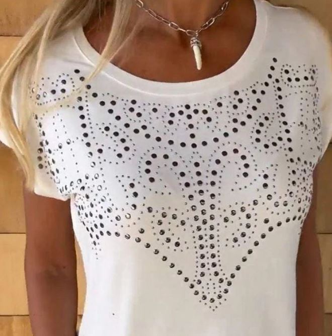 T-shirt uni à manches courtes pour femme avec impression à chaud et ourlet effiloché