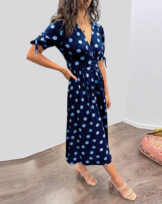 Robe à pois avec encolure en V profond