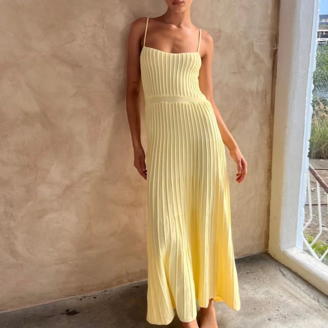 Robe Midi Plissée Noire sans Manches – Taille Haute pour Femme, Chic