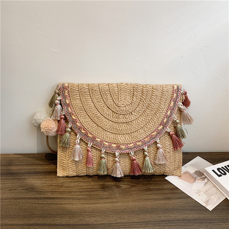 Sac d'épaule en fibre naturelle avec pompons