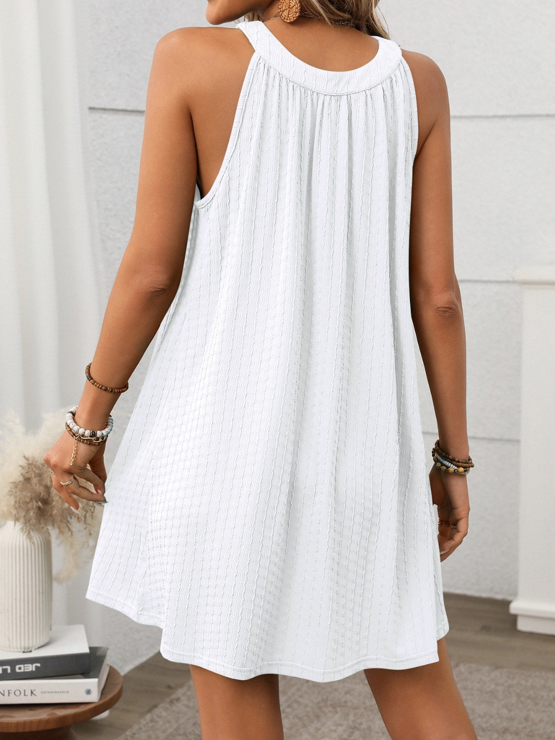 Sophie Paris® | Robe Mini Texturée à Col Grec avec Coupe Élégante