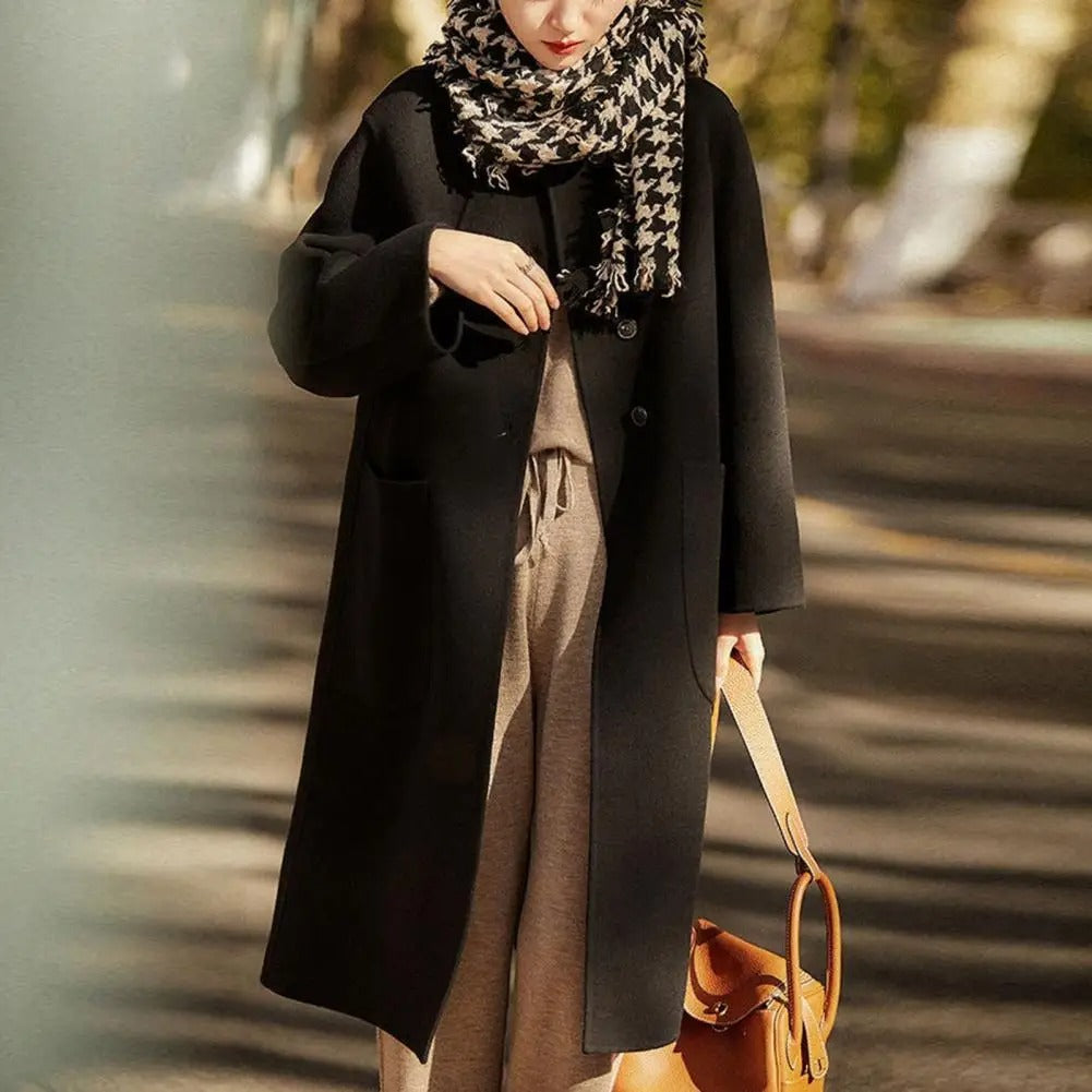 Elégant manteau noir avec manches bouffantes et encolure ronde