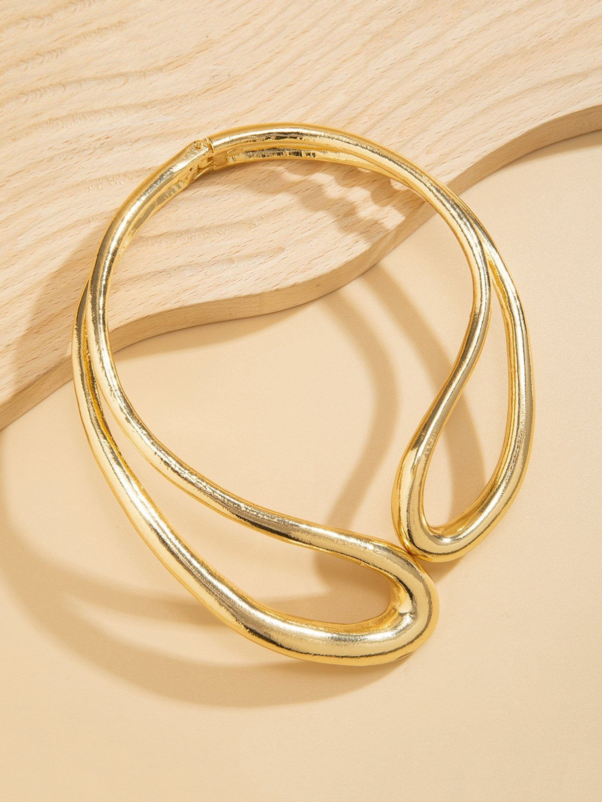 Collier ras du cou géométrique creux exagéré