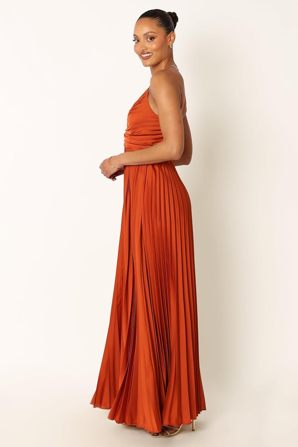 Robe mi-longue plissée élégante pour événements formels