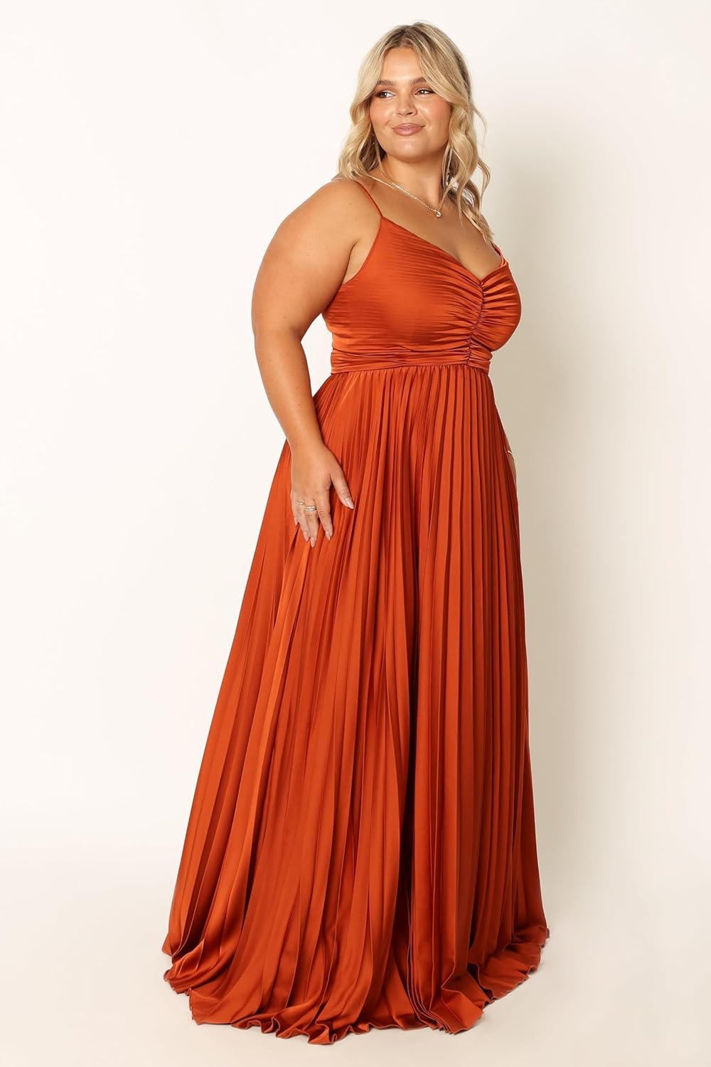 Robe mi-longue plissée élégante pour événements formels