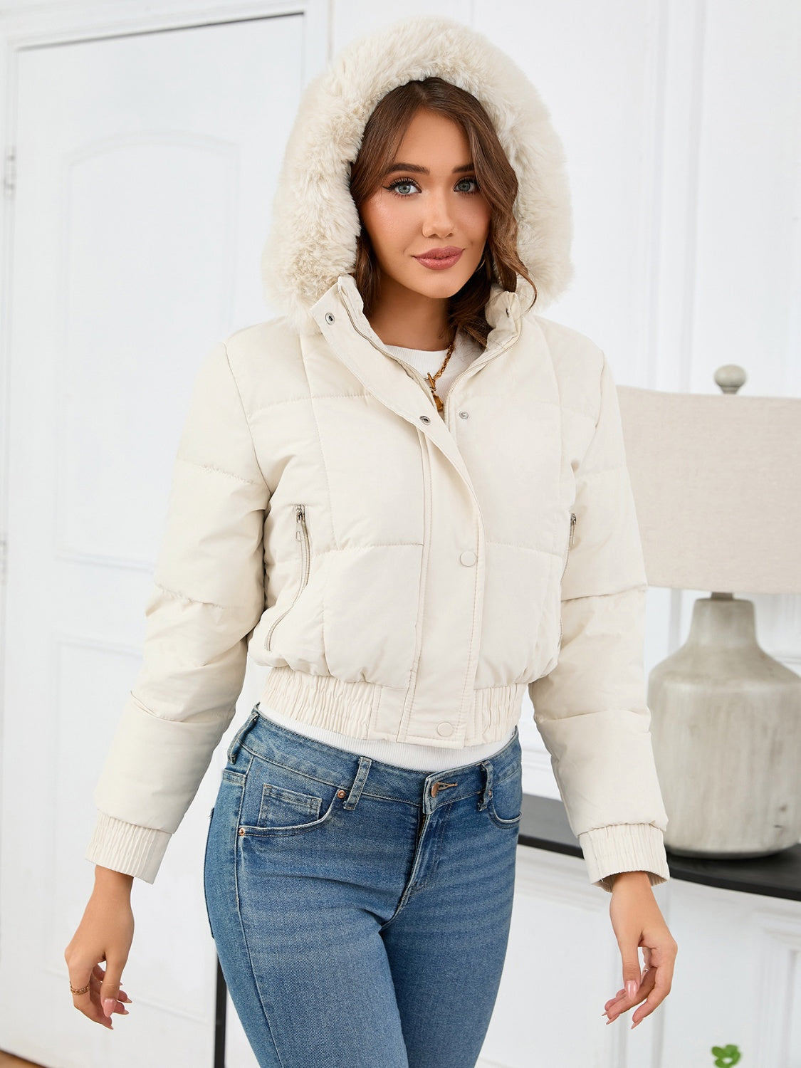 Veste d'hiver confortable matelassée avec capuche en fourrure et poches