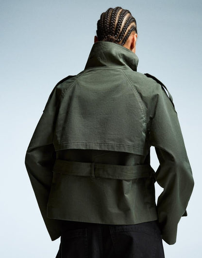 Trench-coat court