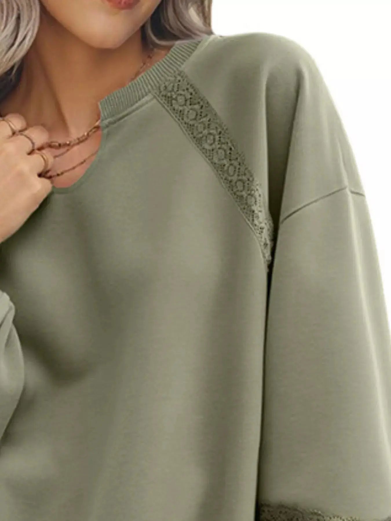 Sweat-shirt confortable avec détails en dentelle pour un look casual chic
