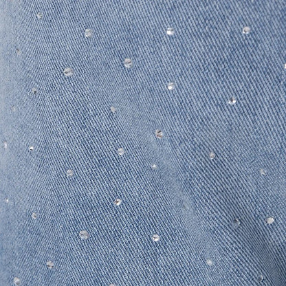 Jean taille haute orné de strass et boutonné sur le côté