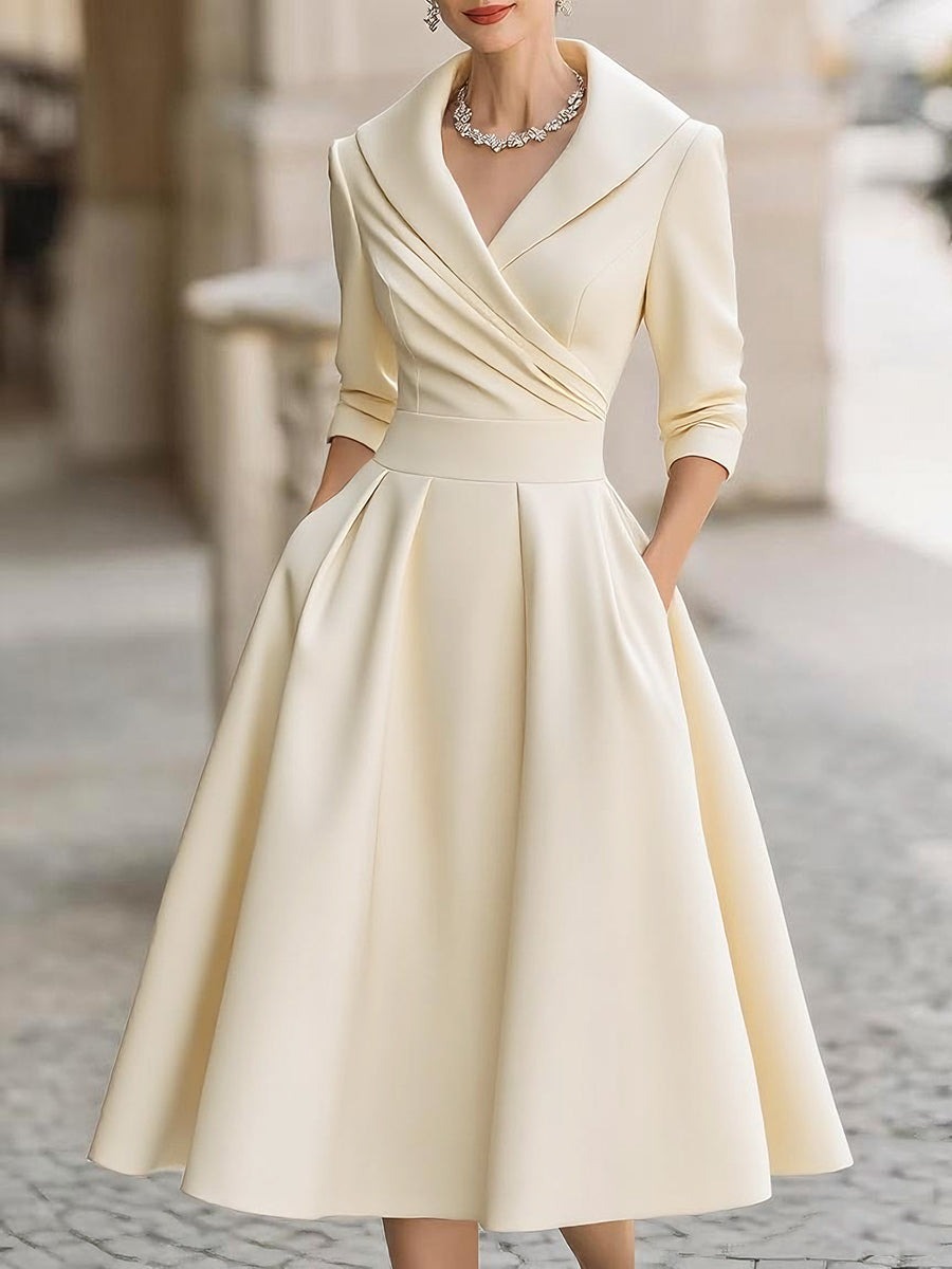 Robe midi en satin d'inspiration vintage avec col drapé