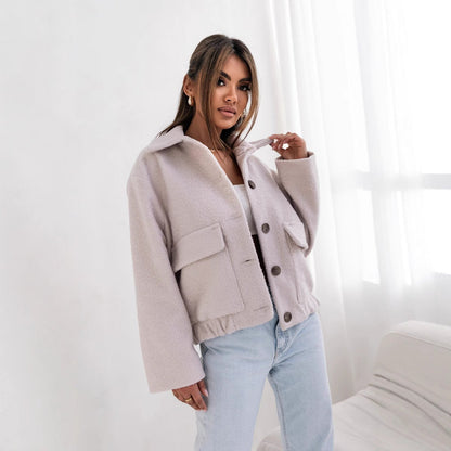 Veste courte surdimensionnée en mélange de laine avec patte de boutonnage et poches