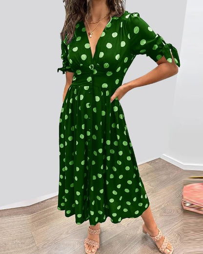 Robe à pois avec encolure en V profond