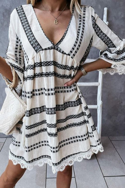 Robe mini en dentelle, Échappée exotique