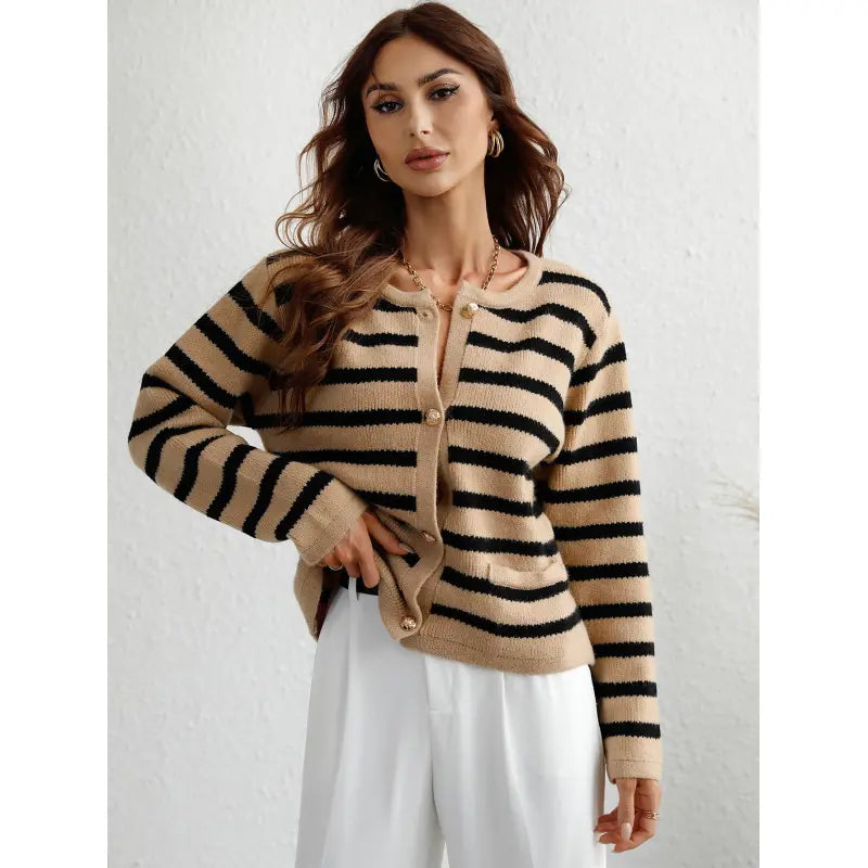 Pull en maille douillet avec fermeture à boutons et poches latérales