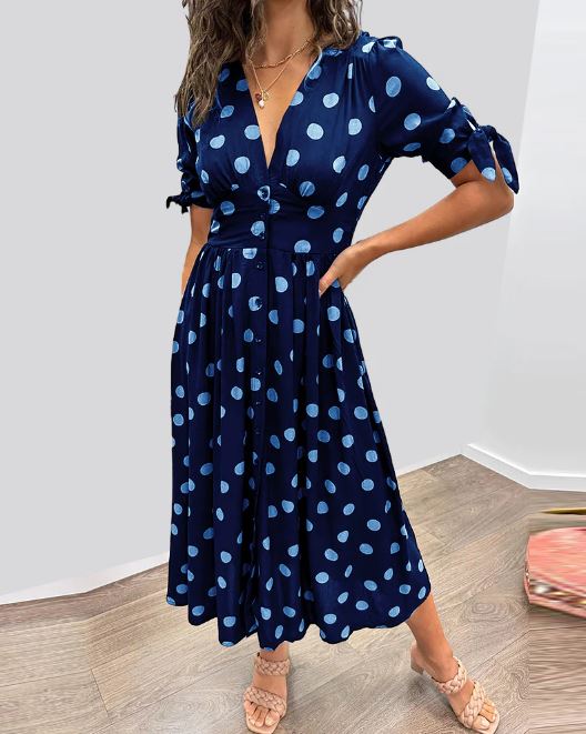 Robe à pois avec encolure en V profond