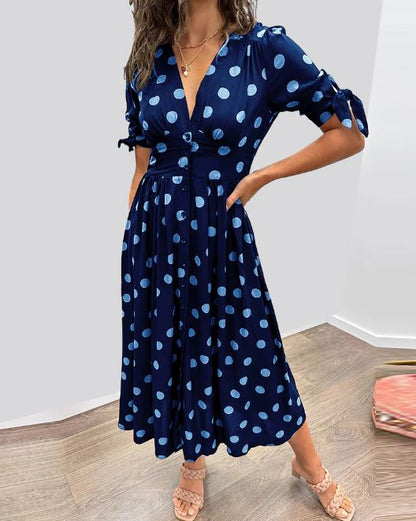 Robe à pois avec encolure en V profond