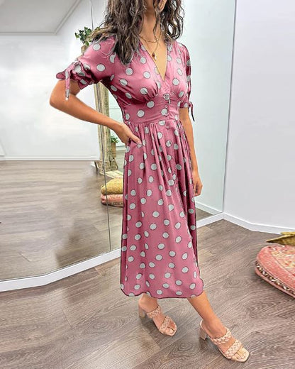 Robe à pois avec encolure en V profond