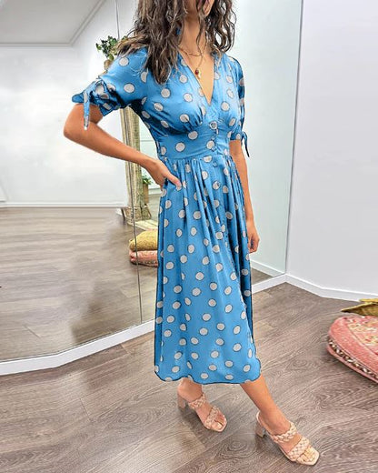 Robe à pois avec encolure en V profond