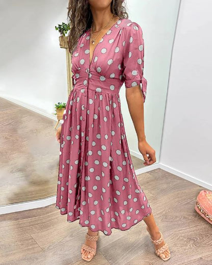 Robe à pois avec encolure en V profond