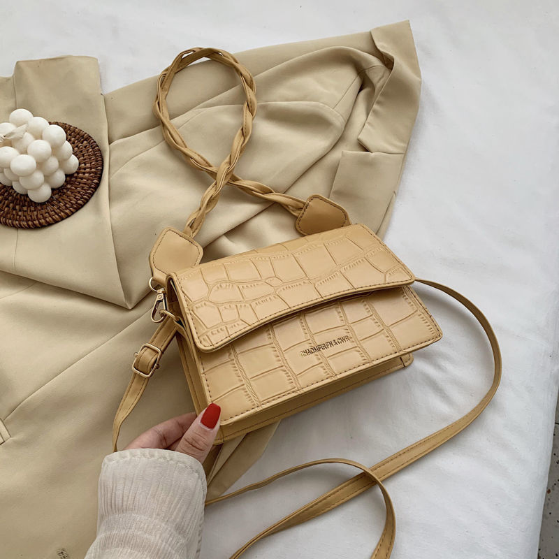 Sac à bandoulière en cuir texturé à anse tressée