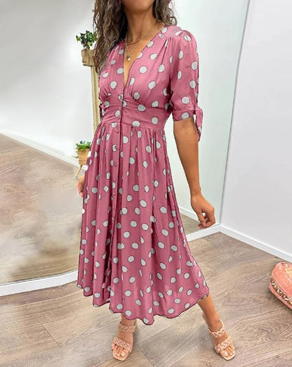 Robe à pois avec encolure en V profond