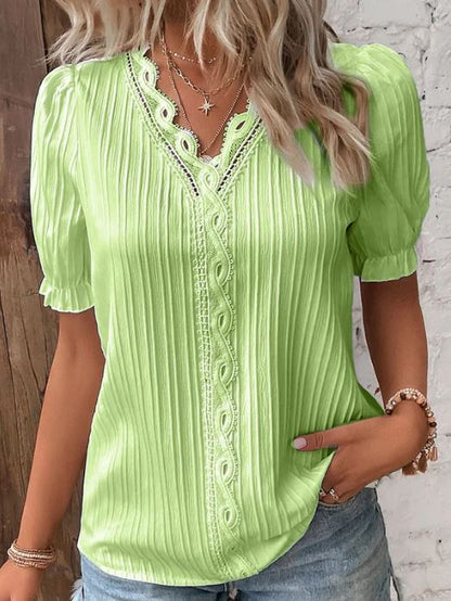 Chemise élégante à col en V avec bords lisses