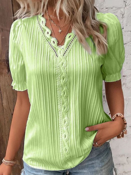 Chemise élégante à col en V avec bords lisses