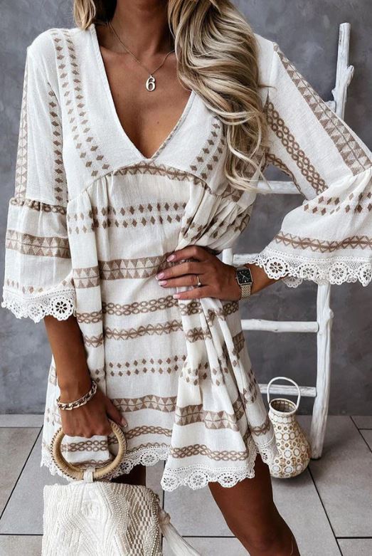 Robe mini en dentelle, Échappée exotique