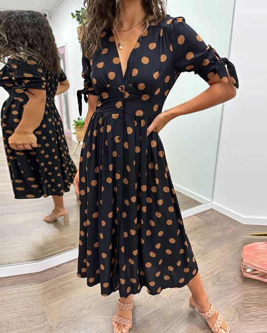Robe à pois avec encolure en V profond
