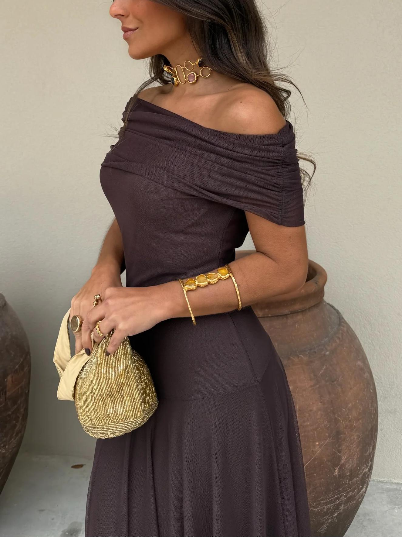 Robe longue avec une bretelle et empiècement en maille