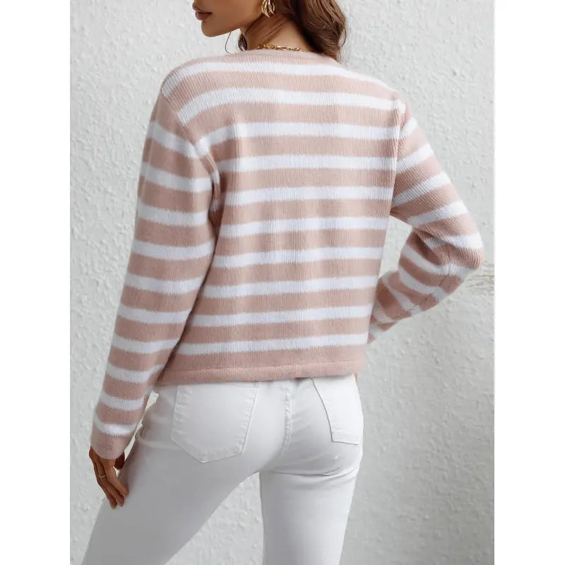 Pull en maille douillet avec fermeture à boutons et poches latérales
