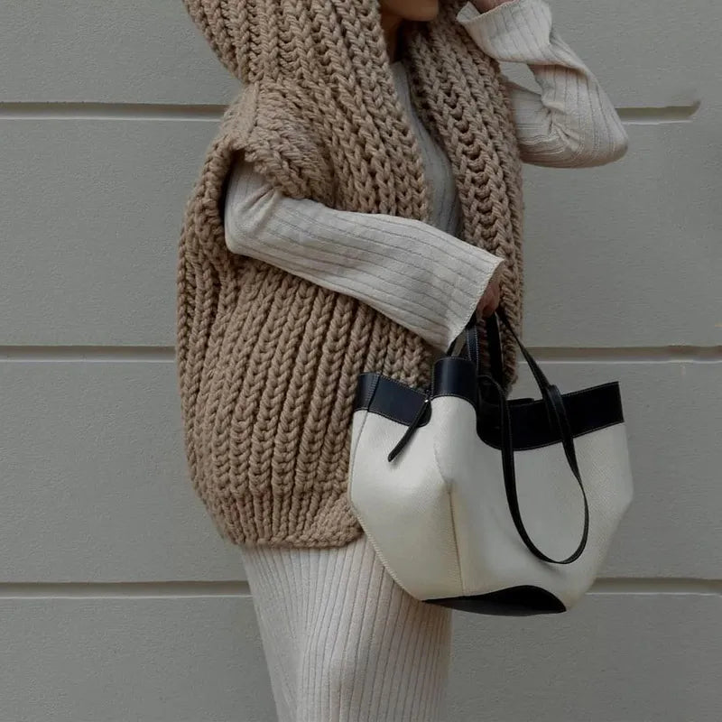 Pull à capuche tricoté surdimensionné et douillet