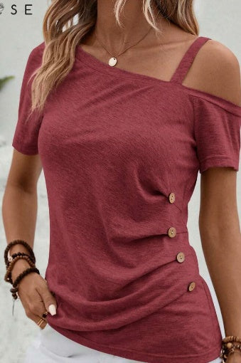 T-shirt à col asymétrique et boutons