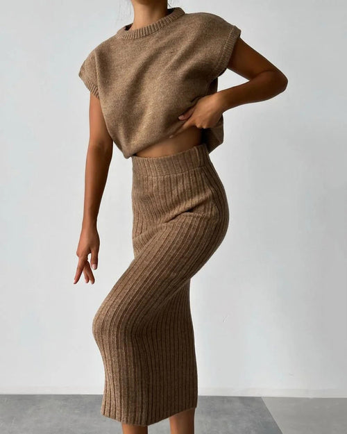 Ensemble deux pièces chic avec gilet sans manches et jupe en tricot