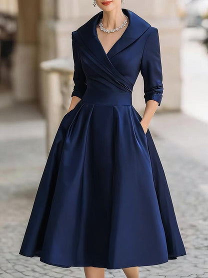 Robe midi en satin d'inspiration vintage avec col drapé