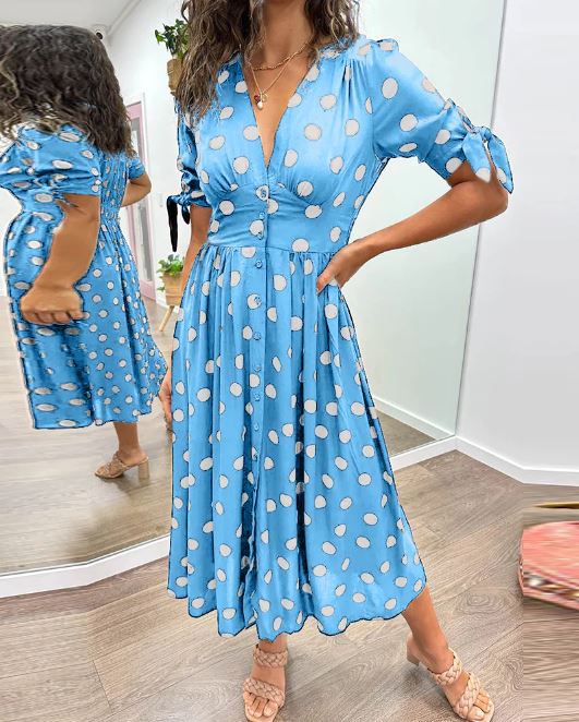 Robe à pois avec encolure en V profond