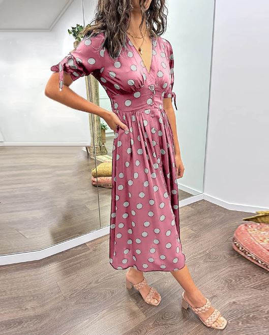 Robe à pois avec encolure en V profond