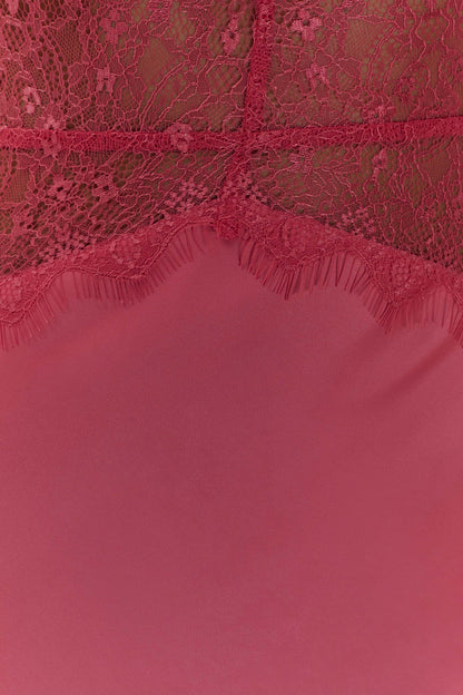 Robe longue en dentelle et satin