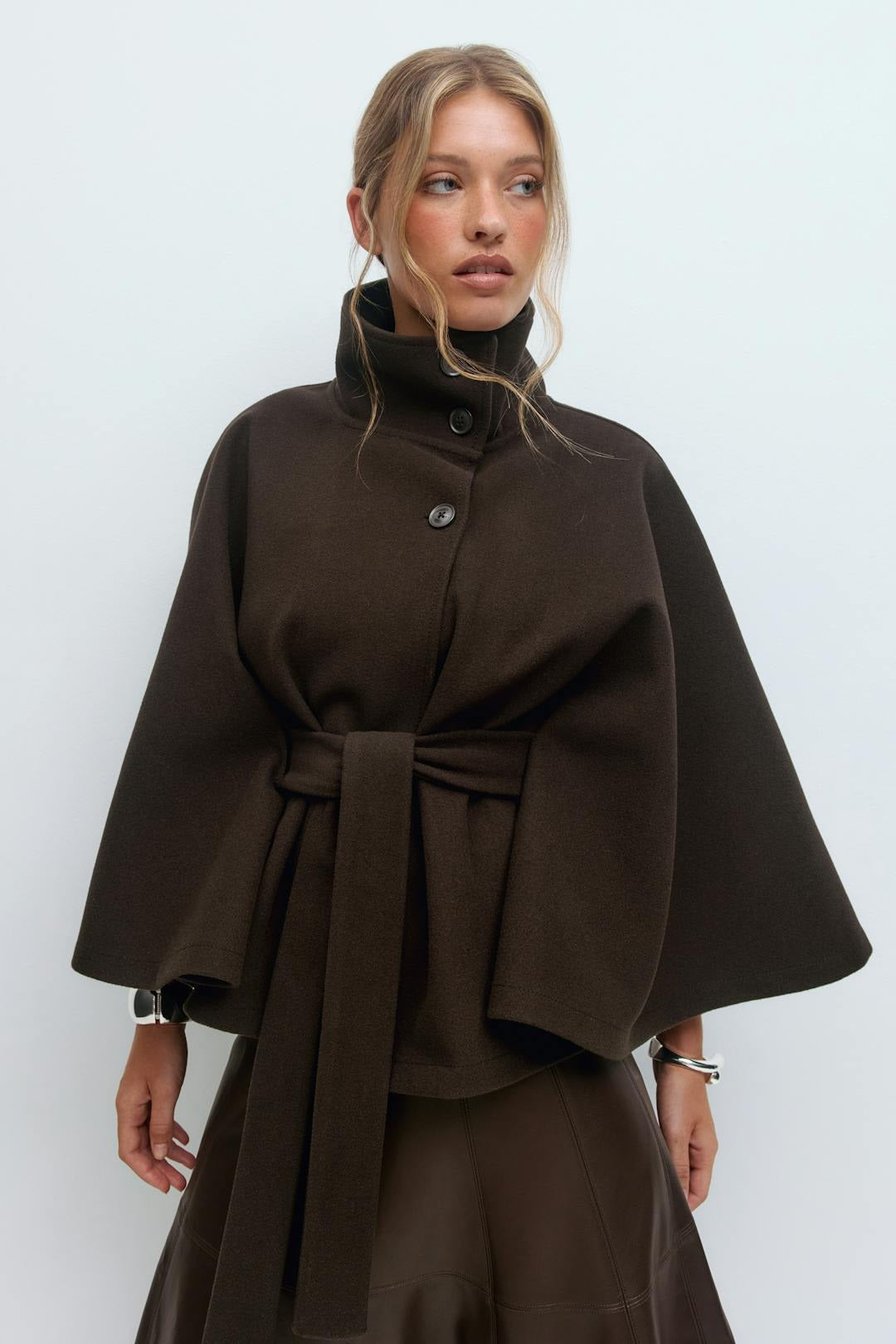Veste cape à ceinture