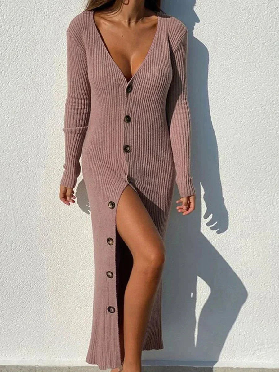 Robe longue en maille confortable avec encolure boutonnée plongeante