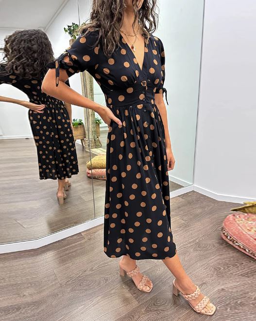 Robe à pois avec encolure en V profond