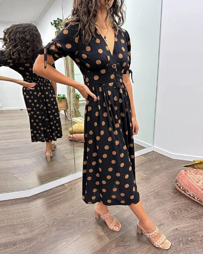 Robe à pois avec encolure en V profond