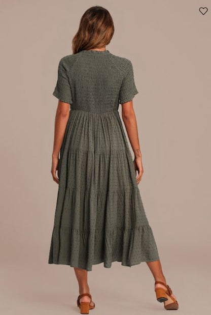 Robe midi vert olive à manches courtes, col rond, fronces et volants superposés
