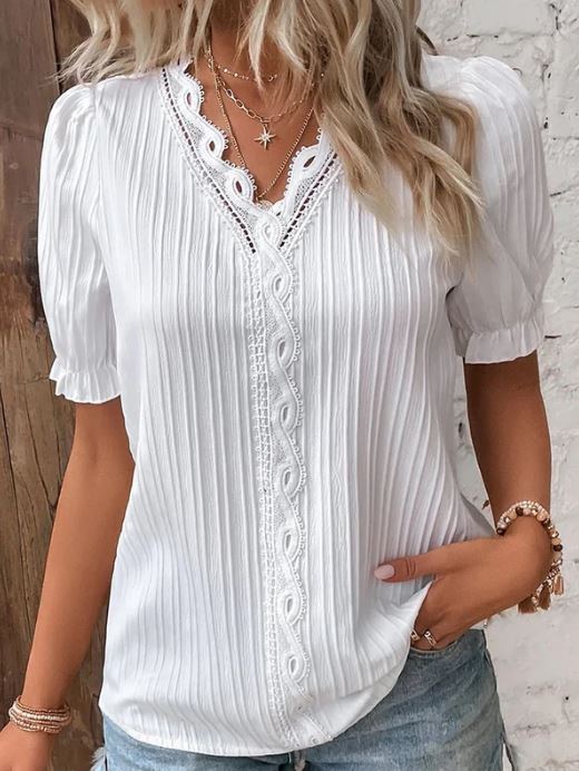 Chemise élégante à col en V avec bords lisses