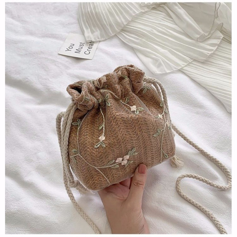 Sac seau en fibre naturelle avec voilage